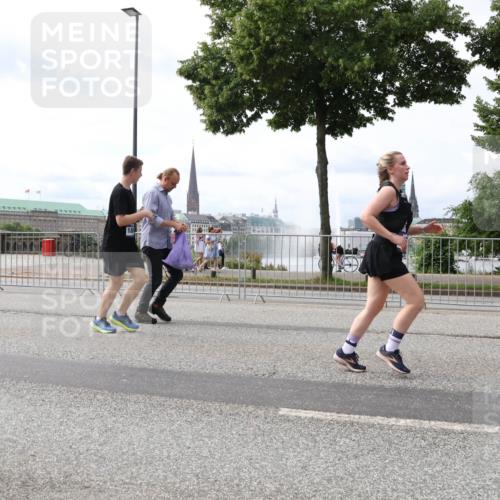 29.06.2025 - hella hamburg halbmarathon Lena Gebhardt http://msf.ph/oto/8293761 29.06.2025 10:21:24 Lombardsbrücke 1028, 1072, 1266, 1401, 1658, 2271, 2383, 2635, 2815, 2956, 2986, 3122, 3161, 3453, 3770, 3813, 3817, 3825, 3826, 4082, 4697, 4786, 5041, 5061, 5122, 5373, 5395, 5412, 5493, 5759, 5767, 5957, 6086, 6103, 6275, 6308, 6844, 7228, 7375, 7522, 7553, 7608, 7612, 7781, 8095, 8286, 8724, 8726, 8844, 8896, 9100, 9108, 9369, 9483, 9499, 9501, 9532, 9624, 10374, 10585, 10602, 10874, 11698, 12175, 12694, 13057, 13508 meine-sportfotos.de