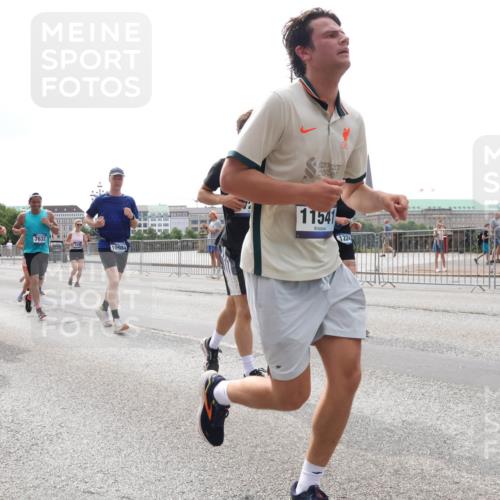 29.06.2025 - hella hamburg halbmarathon Lena Gebhardt http://msf.ph/oto/8293790 29.06.2025 10:36:33 Lombardsbrücke 637, 667, 7632, 10984, 11541, 1224, 1008, 1010, 1102, 1224, 1780, 1835, 1948, 2124, 2552, 2588, 2870, 3398, 3404, 3428, 3699, 3741, 3877, 4084, 4245, 4326, 4442, 4618, 4762, 4937, 4996, 5012, 5246, 5427, 5540, 5573, 5666, 5747, 5789, 5809, 5919, 6092, 6093, 6156, 6190, 6417, 6667, 6896, 7086, 7111, 7140, 7275, 7575, 7576, 7632, 7773, 8356, 8498, 8499, 8530, 8581, 8945, 9115, 9117, 9229, 9295, 9500, 9694, 13265, 15077, 17156, 17807, 18152, 18488 meine-sportfotos.de