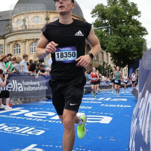 29.06.2025 - hella hamburg halbmarathon Strokosch-Dieckow http://msf.ph/oto/8293794 29.06.2025 10:51:01 Ziel 1366, 1630, 2207, 4077, 4816, 4967, 7369, 8117, 8261, 8508, 8572, 8704, 10215, 10508, 10603, 11551, 12778, 13008, 13687, 14125, 15362, 16285, 17221, 17384, 17823, 18066, 18350 meine-sportfotos.de