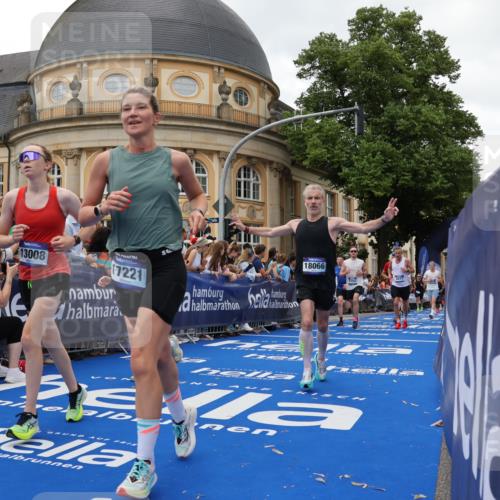 29.06.2025 - hella hamburg halbmarathon Strokosch-Dieckow http://msf.ph/oto/8293813 29.06.2025 10:51:03 Ziel 1366, 1630, 2207, 4077, 4816, 4967, 6027, 7369, 8117, 8261, 8508, 8704, 10215, 10508, 10603, 11733, 12778, 13008, 13073, 13687, 14125, 15362, 16285, 17221, 17384, 17823, 18066, 18350 meine-sportfotos.de