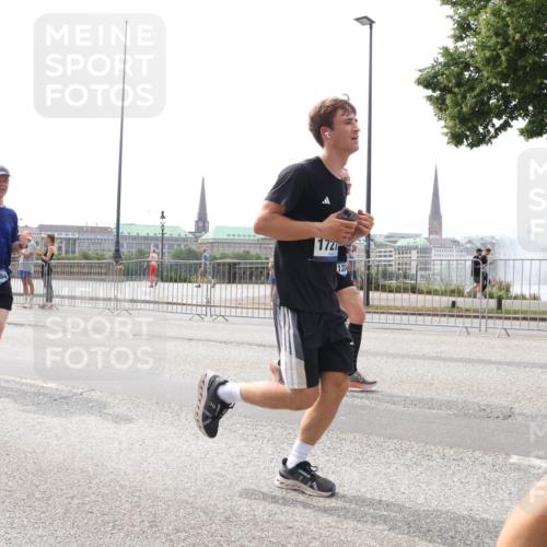 29.06.2025 - hella hamburg halbmarathon Lena Gebhardt http://msf.ph/oto/8293922 29.06.2025 10:36:34 Lombardsbrücke 7632, 10984, 172, 122, 1008, 1010, 1102, 1118, 1224, 1780, 1835, 1948, 2124, 2552, 2588, 2870, 3398, 3404, 3428, 3699, 3741, 3873, 3877, 4084, 4245, 4442, 4618, 4762, 4937, 4996, 5012, 5246, 5427, 5540, 5573, 5666, 5747, 5789, 5809, 5919, 6092, 6093, 6156, 6190, 6417, 6667, 6896, 7086, 7111, 7140, 7275, 7575, 7576, 7632, 7773, 8498, 8499, 8530, 8581, 8936, 8937, 8945, 9115, 9117, 9229, 9295, 9500, 9694, 13265, 15077, 17156, 17807, 18152, 18488 meine-sportfotos.de
