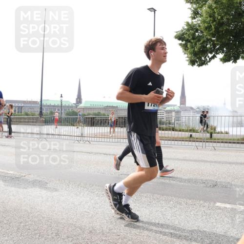 29.06.2025 - hella hamburg halbmarathon Lena Gebhardt http://msf.ph/oto/8293949 29.06.2025 10:36:34 Lombardsbrücke 10984, 176, 1008, 1010, 1102, 1118, 1224, 1780, 1835, 1948, 2124, 2552, 2588, 2870, 3398, 3404, 3428, 3699, 3741, 3873, 3877, 4084, 4245, 4442, 4618, 4762, 4937, 4996, 5012, 5246, 5427, 5540, 5573, 5666, 5747, 5789, 5809, 5919, 6092, 6093, 6156, 6190, 6417, 6667, 6896, 7086, 7111, 7140, 7275, 7575, 7576, 7632, 7773, 8498, 8499, 8530, 8581, 8936, 8937, 8945, 9115, 9117, 9229, 9295, 9500, 9694, 13265, 15077, 17156, 17807, 18152, 18488 meine-sportfotos.de