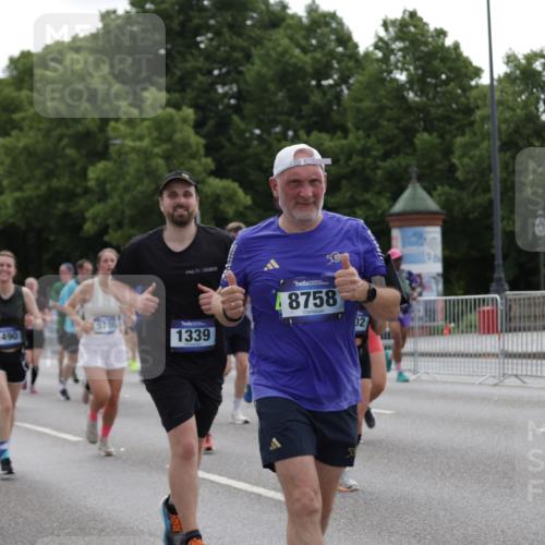 29.06.2025 - hella hamburg halbmarathon Jannik Wohlers http://msf.ph/oto/8293966 29.06.2025 10:36:37 Lombardsbrücke 1118, 1253, 1339, 1488, 1490, 1952, 1954, 2031, 2072, 2104, 2552, 3127, 3165, 3714, 3873, 3895, 4996, 5224, 5538, 5640, 5786, 5789, 6172, 6359, 6584, 6804, 7202, 7773, 8007, 8257, 8258, 8315, 8758, 8936, 8937, 9054, 9055, 9295, 10862, 10931, 11246, 11831, 11843, 11912, 12087, 12184, 12218, 12302, 12463, 12532, 13165, 13695, 13970, 13971, 14202, 14396, 14695, 14779, 15106, 15353, 15475, 15588, 15907, 15972, 16304, 16309, 16782, 16885, 17349, 17388, 17504, 17591 meine-sportfotos.de