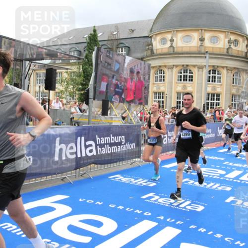 29.06.2025 - hella hamburg halbmarathon Michael Strokosch http://msf.ph/oto/8294052 29.06.2025 10:56:34 Ziel 1583, 2083, 3413, 5721, 5744, 6399, 8542, 8652, 8863, 9562, 10093, 10665, 13863, 15407, 16257, 16261, 17268, 17734, 18746, 18835, 19120 meine-sportfotos.de