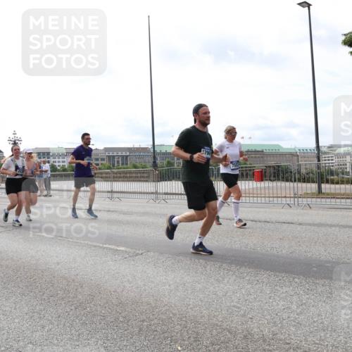 29.06.2025 - hella hamburg halbmarathon Lena Gebhardt http://msf.ph/oto/8294067 29.06.2025 10:21:25 Lombardsbrücke 17709, 1660, 796, 1028, 1072, 1266, 1401, 1658, 2271, 2383, 2635, 2815, 2956, 2986, 3122, 3161, 3453, 3770, 3813, 3817, 3825, 3826, 4082, 4375, 4376, 4697, 4786, 5061, 5122, 5373, 5395, 5412, 5493, 5759, 5767, 5957, 6086, 6103, 6275, 6308, 6844, 7228, 7375, 7522, 7553, 7608, 7612, 7781, 8095, 8286, 8724, 8726, 8844, 8896, 9100, 9108, 9369, 9483, 9499, 9501, 9532, 9624, 10374, 10585, 10602, 10874, 11698, 12175, 12694, 13057, 13508 meine-sportfotos.de
