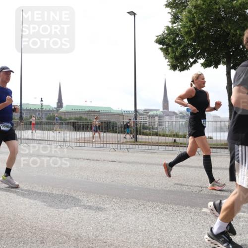 29.06.2025 - hella hamburg halbmarathon Lena Gebhardt http://msf.ph/oto/8294091 29.06.2025 10:36:34 Lombardsbrücke 32, 10984, 1008, 1010, 1102, 1118, 1224, 1780, 1835, 1948, 2124, 2552, 2588, 2870, 3398, 3404, 3428, 3699, 3741, 3873, 3877, 4084, 4245, 4442, 4618, 4762, 4937, 4996, 5012, 5246, 5427, 5540, 5573, 5666, 5747, 5789, 5809, 5919, 6092, 6093, 6156, 6190, 6417, 6667, 6896, 7086, 7111, 7140, 7275, 7575, 7576, 7632, 7773, 8498, 8499, 8530, 8581, 8936, 8937, 8945, 9115, 9117, 9229, 9295, 9500, 9694, 13265, 15077, 17156, 17807, 18152, 18488 meine-sportfotos.de