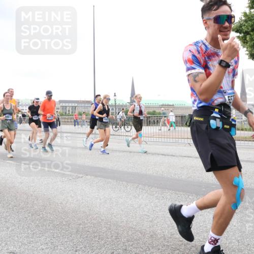 29.06.2025 - hella hamburg halbmarathon Lena Gebhardt http://msf.ph/oto/8294119 29.06.2025 10:56:00 Lombardsbrücke 9861, 6055, 6056, 1528, 104, 1616, 1738, 1909, 2095, 2793, 3101, 3244, 3257, 3268, 4083, 4265, 4354, 4470, 4473, 4836, 4896, 5220, 5222, 5306, 5575, 5580, 5994, 6055, 6056, 6113, 6257, 6494, 6594, 6968, 7025, 7028, 7516, 7548, 7616, 7969, 8005, 8110, 8305, 8517, 8527, 8532, 8533, 8648, 9435, 9548, 9606, 9614, 9618, 9838, 9861, 9865, 9956, 10094, 10436, 10438, 10449, 10559, 10593, 10640, 10740, 10784, 10987, 11903, 11962, 11963, 12695 meine-sportfotos.de