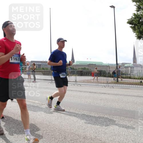 29.06.2025 - hella hamburg halbmarathon Lena Gebhardt http://msf.ph/oto/8294153 29.06.2025 10:36:34 Lombardsbrücke 16905, 667, 11637, 10984, 1008, 1010, 1102, 1118, 1224, 1780, 1835, 1948, 2124, 2552, 2588, 2870, 3398, 3404, 3428, 3699, 3741, 3873, 3877, 4084, 4245, 4442, 4618, 4762, 4937, 4996, 5012, 5246, 5427, 5540, 5573, 5666, 5747, 5789, 5809, 5919, 6092, 6093, 6156, 6190, 6417, 6667, 6896, 7086, 7111, 7140, 7275, 7575, 7576, 7632, 7773, 8498, 8499, 8530, 8581, 8936, 8937, 8945, 9115, 9117, 9229, 9295, 9500, 9694, 13265, 15077, 17156, 17807, 18152, 18488 meine-sportfotos.de