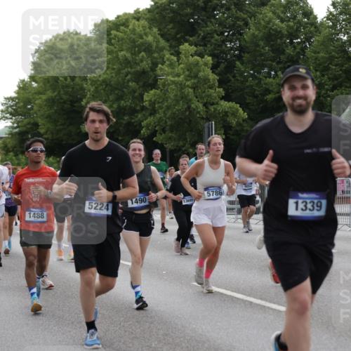 29.06.2025 - hella hamburg halbmarathon Jannik Wohlers http://msf.ph/oto/8294214 29.06.2025 10:36:38 Lombardsbrücke 1118, 1253, 1339, 1488, 1490, 1952, 1954, 2031, 2072, 2104, 2480, 2552, 3127, 3165, 3714, 3873, 3895, 5224, 5538, 5640, 5786, 6172, 6359, 6584, 6804, 7202, 7773, 8007, 8257, 8258, 8315, 8758, 8936, 8937, 9054, 9055, 10862, 10931, 11246, 11831, 11843, 11912, 12087, 12103, 12184, 12218, 12302, 12463, 12532, 13165, 13695, 13970, 13971, 14202, 14396, 14695, 14779, 15106, 15353, 15475, 15588, 15907, 15972, 16192, 16304, 16309, 16782, 16885, 17349, 17388, 17504, 17591 meine-sportfotos.de