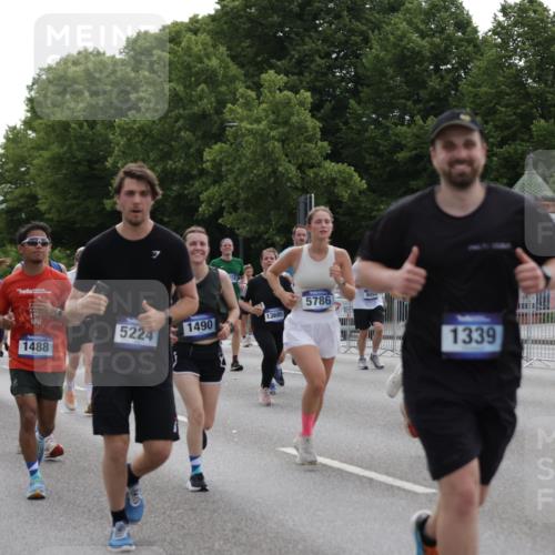 29.06.2025 - hella hamburg halbmarathon Jannik Wohlers http://msf.ph/oto/8294253 29.06.2025 10:36:38 Lombardsbrücke 1118, 1253, 1339, 1488, 1490, 1952, 1954, 2031, 2072, 2104, 2480, 2552, 3127, 3165, 3714, 3873, 3895, 5224, 5538, 5640, 5786, 6172, 6359, 6584, 6804, 7202, 7773, 8007, 8257, 8258, 8315, 8758, 8936, 8937, 9054, 9055, 10862, 10931, 11246, 11831, 11843, 11912, 12087, 12103, 12184, 12218, 12302, 12463, 12532, 13165, 13695, 13970, 13971, 14202, 14396, 14695, 14779, 15106, 15353, 15475, 15588, 15907, 15972, 16192, 16304, 16309, 16782, 16885, 17349, 17388, 17504, 17591 meine-sportfotos.de