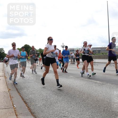 29.06.2025 - hella hamburg halbmarathon Lena Gebhardt http://msf.ph/oto/8294256 29.06.2025 10:21:26 Lombardsbrücke 5395, 16586, 3122, 7522, 54, 5373, 2635, 1028, 1072, 1266, 1401, 1658, 1668, 2271, 2383, 2635, 2815, 2956, 2986, 3122, 3161, 3453, 3770, 3813, 3817, 3825, 3826, 4082, 4375, 4376, 4697, 4786, 5061, 5122, 5373, 5395, 5412, 5493, 5759, 5767, 5957, 6086, 6103, 6275, 6308, 6844, 7228, 7375, 7522, 7553, 7608, 7612, 7781, 8095, 8286, 8726, 8844, 8896, 9100, 9108, 9369, 9483, 9499, 9501, 9532, 9624, 10374, 10585, 10602, 10874, 11698, 12175, 12694, 13057, 13508 meine-sportfotos.de