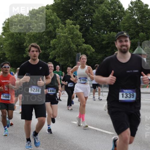 29.06.2025 - hella hamburg halbmarathon Jannik Wohlers http://msf.ph/oto/8294293 29.06.2025 10:36:38 Lombardsbrücke 1118, 1253, 1339, 1488, 1490, 1952, 1954, 2031, 2072, 2104, 2480, 2552, 3127, 3165, 3714, 3873, 3895, 5224, 5538, 5640, 5786, 6172, 6359, 6584, 6804, 7202, 7773, 8007, 8257, 8258, 8315, 8758, 8936, 8937, 9054, 9055, 10862, 10931, 11246, 11831, 11843, 11912, 12087, 12103, 12184, 12218, 12302, 12463, 12532, 13165, 13695, 13970, 13971, 14202, 14396, 14695, 14779, 15106, 15353, 15475, 15588, 15907, 15972, 16192, 16304, 16309, 16782, 16885, 17349, 17388, 17504, 17591 meine-sportfotos.de