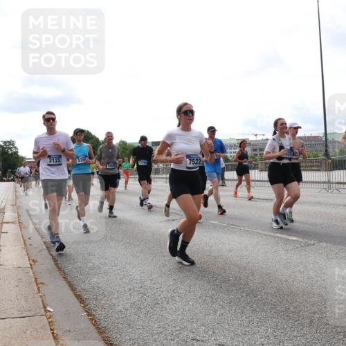 29.06.2025 - hella hamburg halbmarathon Lena Gebhardt http://msf.ph/oto/8294301 29.06.2025 10:21:26 Lombardsbrücke 3122, 5395, 17799, 35, 16586, 7522, 14664, 1028, 1072, 1266, 1401, 1658, 1668, 2271, 2383, 2635, 2815, 2956, 2986, 3122, 3161, 3453, 3770, 3813, 3817, 3825, 3826, 4082, 4375, 4376, 4697, 4786, 5061, 5122, 5373, 5395, 5412, 5493, 5759, 5767, 5957, 6086, 6103, 6275, 6308, 6844, 7228, 7375, 7522, 7553, 7608, 7612, 7781, 8095, 8286, 8726, 8844, 8896, 9100, 9108, 9369, 9483, 9499, 9501, 9532, 9624, 10374, 10585, 10602, 10874, 11698, 12175, 12694, 13057, 13508 meine-sportfotos.de