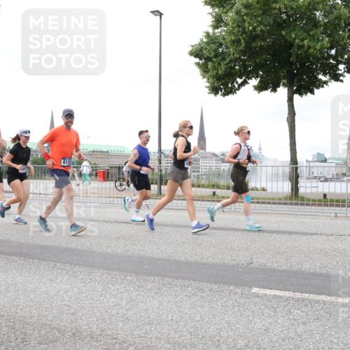 29.06.2025 - hella hamburg halbmarathon Lena Gebhardt http://msf.ph/oto/8294312 29.06.2025 10:56:01 Lombardsbrücke 9861, 1616, 1738, 1909, 2095, 2793, 3101, 3244, 3257, 3268, 4083, 4265, 4354, 4470, 4473, 4836, 4896, 5220, 5222, 5306, 5575, 5580, 5994, 6055, 6056, 6113, 6257, 6494, 6594, 6968, 7025, 7028, 7516, 7548, 7616, 7969, 8005, 8110, 8305, 8517, 8527, 8532, 8533, 8648, 9435, 9548, 9606, 9614, 9618, 9838, 9861, 9865, 9956, 10094, 10436, 10438, 10449, 10593, 10640, 10740, 10784, 10987, 11903, 11962, 11963, 12695 meine-sportfotos.de