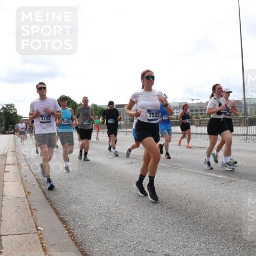 29.06.2025 - hella hamburg halbmarathon Lena Gebhardt http://msf.ph/oto/8294338 29.06.2025 10:21:26 Lombardsbrücke 3122, 5395, 16586, 17799, 7522, 5373, 14664, 1028, 1072, 1266, 1401, 1658, 1668, 2271, 2383, 2635, 2815, 2956, 2986, 3122, 3161, 3453, 3770, 3813, 3817, 3825, 3826, 4082, 4375, 4376, 4697, 4786, 5061, 5122, 5373, 5395, 5412, 5493, 5759, 5767, 5957, 6086, 6103, 6275, 6308, 6844, 7228, 7375, 7522, 7553, 7608, 7612, 7781, 8095, 8286, 8726, 8844, 8896, 9100, 9108, 9369, 9483, 9499, 9501, 9532, 9624, 10374, 10585, 10602, 10874, 11698, 12175, 12694, 13057, 13508 meine-sportfotos.de