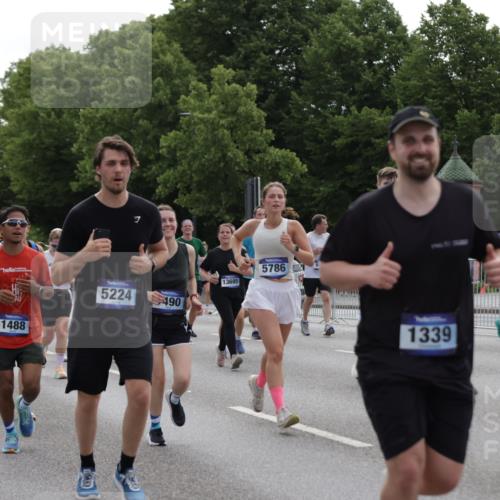 29.06.2025 - hella hamburg halbmarathon Jannik Wohlers http://msf.ph/oto/8294341 29.06.2025 10:36:38 Lombardsbrücke 1118, 1253, 1339, 1488, 1490, 1952, 1954, 2031, 2072, 2104, 2480, 2552, 3127, 3165, 3714, 3873, 3895, 5224, 5538, 5640, 5786, 6172, 6359, 6584, 6804, 7202, 7773, 8007, 8257, 8258, 8315, 8758, 8936, 8937, 9054, 9055, 10862, 10931, 11246, 11831, 11843, 11912, 12087, 12103, 12184, 12218, 12302, 12463, 12532, 13165, 13695, 13970, 13971, 14202, 14396, 14695, 14779, 15106, 15353, 15475, 15588, 15907, 15972, 16192, 16304, 16309, 16782, 16885, 17349, 17388, 17504, 17591 meine-sportfotos.de