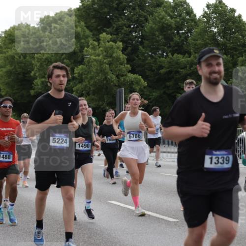 29.06.2025 - hella hamburg halbmarathon Jannik Wohlers http://msf.ph/oto/8294392 29.06.2025 10:36:38 Lombardsbrücke 1118, 1253, 1339, 1488, 1490, 1952, 1954, 2031, 2072, 2104, 2480, 2552, 3127, 3165, 3714, 3873, 3895, 5224, 5538, 5640, 5786, 6172, 6359, 6584, 6804, 7202, 7773, 8007, 8257, 8258, 8315, 8758, 8936, 8937, 9054, 9055, 10862, 10931, 11246, 11831, 11843, 11912, 12087, 12103, 12184, 12218, 12302, 12463, 12532, 13165, 13695, 13970, 13971, 14202, 14396, 14695, 14779, 15106, 15353, 15475, 15588, 15907, 15972, 16192, 16304, 16309, 16782, 16885, 17349, 17388, 17504, 17591 meine-sportfotos.de