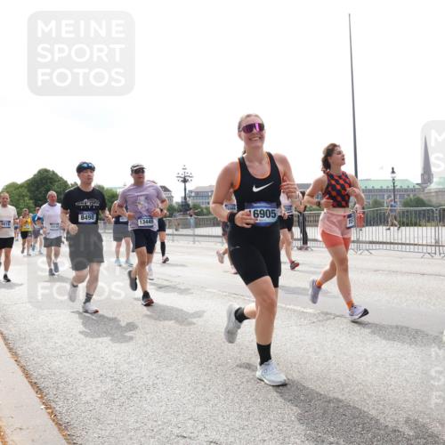 29.06.2025 - hella hamburg halbmarathon Lena Gebhardt http://msf.ph/oto/8294429 29.06.2025 10:36:35 Lombardsbrücke 9918, 1014, 8498, 15568, 6905, 13445, 76, 1008, 1010, 1102, 1118, 1224, 1780, 1835, 1948, 2124, 2552, 2588, 3398, 3404, 3428, 3699, 3741, 3873, 3895, 4084, 4245, 4442, 4618, 4762, 4937, 4996, 5012, 5246, 5427, 5540, 5573, 5666, 5747, 5789, 5809, 5919, 6092, 6093, 6156, 6190, 6417, 6667, 6896, 7086, 7111, 7140, 7275, 7575, 7576, 7632, 7773, 8498, 8499, 8530, 8581, 8936, 8937, 8945, 9115, 9117, 9229, 9295, 9500, 9694, 13265, 15077, 17156, 17807, 18152, 18488 meine-sportfotos.de