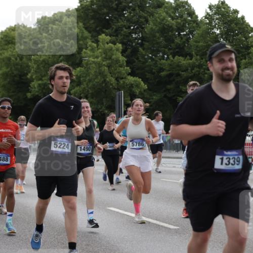 29.06.2025 - hella hamburg halbmarathon Jannik Wohlers http://msf.ph/oto/8294440 29.06.2025 10:36:38 Lombardsbrücke 1118, 1253, 1339, 1488, 1490, 1952, 1954, 2031, 2072, 2104, 2480, 2552, 3127, 3165, 3714, 3873, 3895, 5224, 5538, 5640, 5786, 6172, 6359, 6584, 6804, 7202, 7773, 8007, 8257, 8258, 8315, 8758, 8936, 8937, 9054, 9055, 10862, 10931, 11246, 11831, 11843, 11912, 12087, 12103, 12184, 12218, 12302, 12463, 12532, 13165, 13695, 13970, 13971, 14202, 14396, 14695, 14779, 15106, 15353, 15475, 15588, 15907, 15972, 16192, 16304, 16309, 16782, 16885, 17349, 17388, 17504, 17591 meine-sportfotos.de