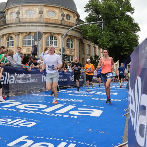 29.06.2025 - hella hamburg halbmarathon Strokosch-Dieckow http://msf.ph/oto/8294463 29.06.2025 10:51:16 Ziel 1461, 1817, 2364, 2411, 2636, 2718, 4404, 4814, 5600, 6027, 6657, 6776, 8316, 8930, 8989, 9214, 9476, 10480, 10667, 10868, 11124, 11512, 11625, 11733, 12016, 13047, 13073, 14865, 14994, 15480, 16357, 17530, 18019, 18489 meine-sportfotos.de