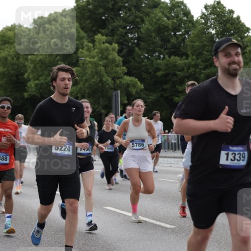 29.06.2025 - hella hamburg halbmarathon Jannik Wohlers http://msf.ph/oto/8294488 29.06.2025 10:36:38 Lombardsbrücke 1118, 1253, 1339, 1488, 1490, 1952, 1954, 2031, 2072, 2104, 2480, 2552, 3127, 3165, 3714, 3873, 3895, 5224, 5538, 5640, 5786, 6172, 6359, 6584, 6804, 7202, 7773, 8007, 8257, 8258, 8315, 8758, 8936, 8937, 9054, 9055, 10862, 10931, 11246, 11831, 11843, 11912, 12087, 12103, 12184, 12218, 12302, 12463, 12532, 13165, 13695, 13970, 13971, 14202, 14396, 14695, 14779, 15106, 15353, 15475, 15588, 15907, 15972, 16192, 16304, 16309, 16782, 16885, 17349, 17388, 17504, 17591 meine-sportfotos.de