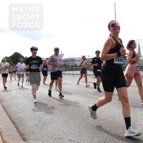 29.06.2025 - hella hamburg halbmarathon Lena Gebhardt http://msf.ph/oto/8294508 29.06.2025 10:36:36 Lombardsbrücke 9918, 1014, 8498, 13445, 16905, 1008, 1010, 1102, 1118, 1224, 1835, 1948, 1952, 2124, 2552, 2588, 3398, 3404, 3428, 3699, 3741, 3873, 3895, 4084, 4245, 4442, 4618, 4762, 4937, 4996, 5012, 5246, 5427, 5540, 5573, 5666, 5747, 5789, 5809, 5919, 6092, 6093, 6156, 6190, 6359, 6417, 6667, 6896, 7086, 7111, 7140, 7275, 7575, 7576, 7632, 7773, 8498, 8499, 8530, 8581, 8936, 8937, 8945, 9115, 9117, 9229, 9295, 9500, 9694, 13265, 15077, 17156, 17807, 18152, 18488 meine-sportfotos.de