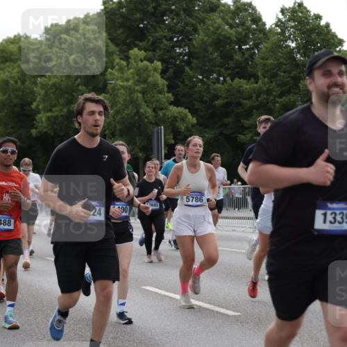 29.06.2025 - hella hamburg halbmarathon Jannik Wohlers http://msf.ph/oto/8294535 29.06.2025 10:36:38 Lombardsbrücke 1118, 1253, 1339, 1488, 1490, 1952, 1954, 2031, 2072, 2104, 2480, 2552, 3127, 3165, 3714, 3873, 3895, 5224, 5538, 5640, 5786, 6172, 6359, 6584, 6804, 7202, 7773, 8007, 8257, 8258, 8315, 8758, 8936, 8937, 9054, 9055, 10862, 10931, 11246, 11831, 11843, 11912, 12087, 12103, 12184, 12218, 12302, 12463, 12532, 13165, 13695, 13970, 13971, 14202, 14396, 14695, 14779, 15106, 15353, 15475, 15588, 15907, 15972, 16192, 16304, 16309, 16782, 16885, 17349, 17388, 17504, 17591 meine-sportfotos.de