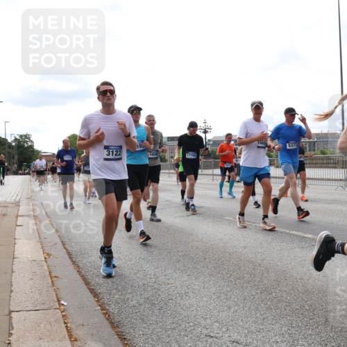 29.06.2025 - hella hamburg halbmarathon Lena Gebhardt http://msf.ph/oto/8294545 29.06.2025 10:21:27 Lombardsbrücke 227, 3122, 39, 16586, 17799, 5493, 16600, 5373, 1028, 1072, 1266, 1401, 1658, 1668, 2271, 2383, 2635, 2815, 2956, 2986, 3122, 3161, 3453, 3770, 3813, 3817, 3825, 3826, 4375, 4376, 4697, 4786, 5061, 5122, 5373, 5395, 5412, 5493, 5759, 5767, 5957, 6086, 6103, 6275, 6308, 6844, 7228, 7375, 7522, 7553, 7608, 7612, 7781, 8095, 8286, 8726, 8844, 8896, 9100, 9108, 9369, 9483, 9499, 9501, 9532, 9624, 10374, 10585, 10602, 10874, 11698, 12175, 12694, 13057, 13508 meine-sportfotos.de