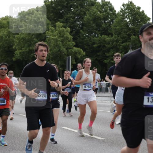 29.06.2025 - hella hamburg halbmarathon Jannik Wohlers http://msf.ph/oto/8294571 29.06.2025 10:36:38 Lombardsbrücke 1118, 1253, 1339, 1488, 1490, 1952, 1954, 2031, 2072, 2104, 2480, 2552, 3127, 3165, 3714, 3873, 3895, 5224, 5538, 5640, 5786, 6172, 6359, 6584, 6804, 7202, 7773, 8007, 8257, 8258, 8315, 8758, 8936, 8937, 9054, 9055, 10862, 10931, 11246, 11831, 11843, 11912, 12087, 12103, 12184, 12218, 12302, 12463, 12532, 13165, 13695, 13970, 13971, 14202, 14396, 14695, 14779, 15106, 15353, 15475, 15588, 15907, 15972, 16192, 16304, 16309, 16782, 16885, 17349, 17388, 17504, 17591 meine-sportfotos.de