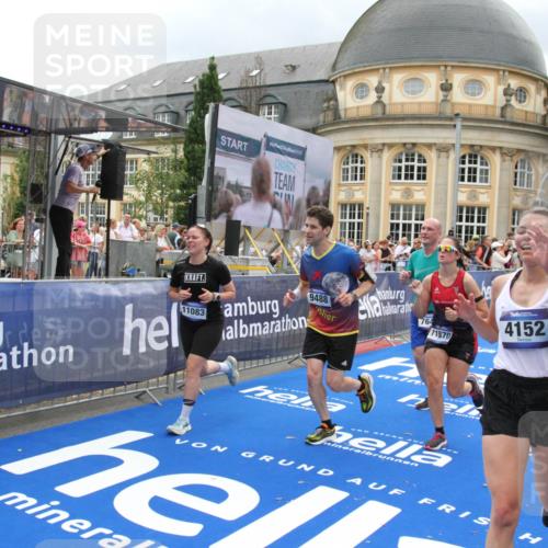 29.06.2025 - hella hamburg halbmarathon Michael Strokosch http://msf.ph/oto/8294592 29.06.2025 10:56:46 Ziel 3836, 4152, 6416, 6759, 7646, 8744, 8825, 8996, 9488, 11083, 11870, 14369, 14461, 15134, 15431, 15712, 16043, 16121, 17133, 17259, 18340, 18634, 18899 meine-sportfotos.de