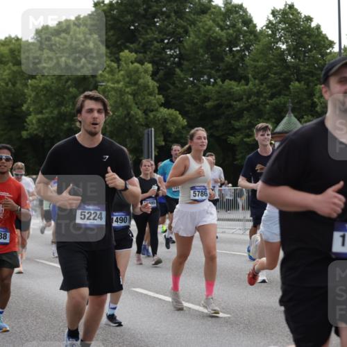 29.06.2025 - hella hamburg halbmarathon Jannik Wohlers http://msf.ph/oto/8294611 29.06.2025 10:36:38 Lombardsbrücke 1118, 1253, 1339, 1488, 1490, 1952, 1954, 2031, 2072, 2104, 2480, 2552, 3127, 3165, 3714, 3873, 3895, 5224, 5538, 5640, 5786, 6172, 6359, 6584, 6804, 7202, 7773, 8007, 8257, 8258, 8315, 8758, 8936, 8937, 9054, 9055, 10862, 10931, 11246, 11831, 11843, 11912, 12087, 12103, 12184, 12218, 12302, 12463, 12532, 13165, 13695, 13970, 13971, 14202, 14396, 14695, 14779, 15106, 15353, 15475, 15588, 15907, 15972, 16192, 16304, 16309, 16782, 16885, 17349, 17388, 17504, 17591 meine-sportfotos.de