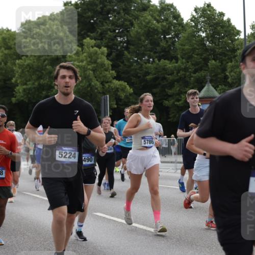29.06.2025 - hella hamburg halbmarathon Jannik Wohlers http://msf.ph/oto/8294646 29.06.2025 10:36:38 Lombardsbrücke 1118, 1253, 1339, 1488, 1490, 1952, 1954, 2031, 2072, 2104, 2480, 2552, 3127, 3165, 3714, 3873, 3895, 5224, 5538, 5640, 5786, 6172, 6359, 6584, 6804, 7202, 7773, 8007, 8257, 8258, 8315, 8758, 8936, 8937, 9054, 9055, 10862, 10931, 11246, 11831, 11843, 11912, 12087, 12103, 12184, 12218, 12302, 12463, 12532, 13165, 13695, 13970, 13971, 14202, 14396, 14695, 14779, 15106, 15353, 15475, 15588, 15907, 15972, 16192, 16304, 16309, 16782, 16885, 17349, 17388, 17504, 17591 meine-sportfotos.de