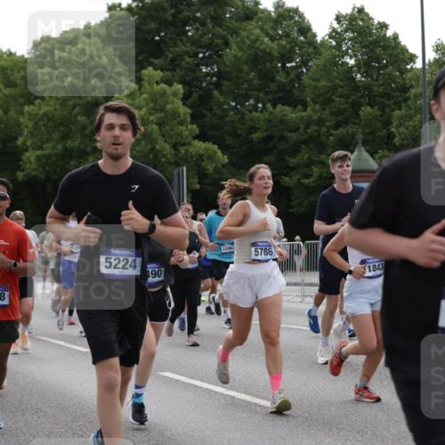 29.06.2025 - hella hamburg halbmarathon Jannik Wohlers http://msf.ph/oto/8294679 29.06.2025 10:36:39 Lombardsbrücke 1118, 1253, 1339, 1488, 1490, 1597, 1952, 1954, 2031, 2072, 2104, 2272, 2480, 3127, 3165, 3714, 3873, 3895, 4733, 5224, 5538, 5640, 5786, 6172, 6359, 6584, 6804, 7202, 7707, 8007, 8257, 8258, 8315, 8758, 8936, 8937, 9054, 9055, 10862, 10931, 11246, 11831, 11843, 12087, 12103, 12184, 12218, 12302, 12463, 12532, 13165, 13695, 13970, 13971, 14202, 14396, 14695, 14779, 14915, 15106, 15353, 15475, 15907, 16192, 16304, 16309, 16782, 16885, 17388, 17504, 17591, 17794 meine-sportfotos.de
