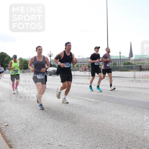 29.06.2025 - hella hamburg halbmarathon Lena Gebhardt http://msf.ph/oto/8294698 29.06.2025 10:11:58 Lombardsbrücke 1062, 1328, 1531, 1790, 1866, 1992, 2661, 3363, 4227, 5379, 5605, 7474, 7571, 8115, 8807, 8810, 9191, 9253, 9428, 9705, 10042, 10409, 10428, 11321, 11507, 11509, 11525, 11537, 11581, 11917, 12473, 13171, 13177, 13203, 13542, 13939, 13958, 14008, 14060, 14196, 14313, 14384, 15137, 15945, 16379, 16976, 17080, 17638, 17774, 17866, 18261, 18278, 18395, 18429, 18655 meine-sportfotos.de