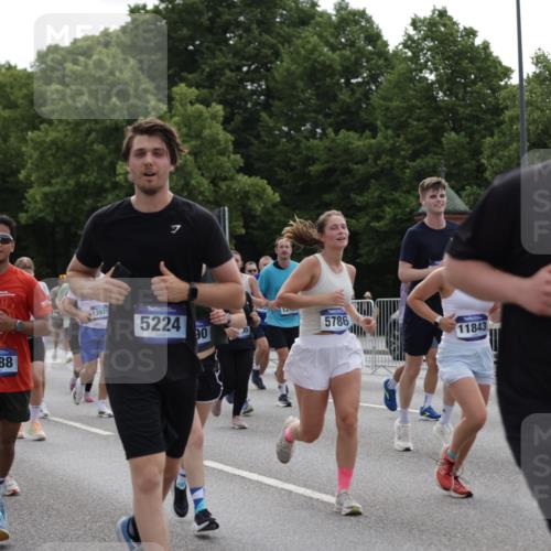 29.06.2025 - hella hamburg halbmarathon Jannik Wohlers http://msf.ph/oto/8294716 29.06.2025 10:36:39 Lombardsbrücke 1118, 1253, 1339, 1488, 1490, 1597, 1952, 1954, 2031, 2072, 2104, 2272, 2480, 3127, 3165, 3714, 3873, 3895, 4733, 5224, 5538, 5640, 5786, 6172, 6359, 6584, 6804, 7202, 7707, 8007, 8257, 8258, 8315, 8758, 8936, 8937, 9054, 9055, 10862, 10931, 11246, 11831, 11843, 12087, 12103, 12184, 12218, 12302, 12463, 12532, 13165, 13695, 13970, 13971, 14202, 14396, 14695, 14779, 14915, 15106, 15353, 15475, 15907, 16192, 16304, 16309, 16782, 16885, 17388, 17504, 17591, 17794 meine-sportfotos.de