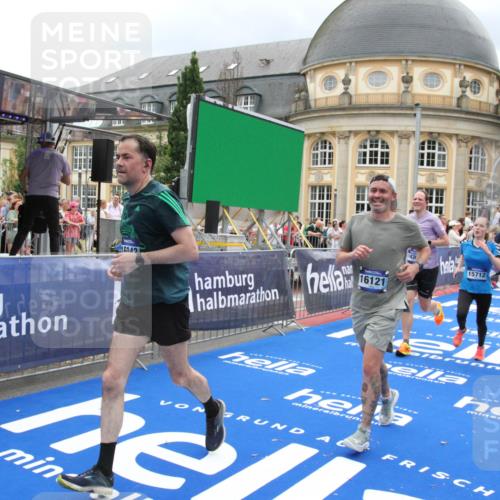 29.06.2025 - hella hamburg halbmarathon Michael Strokosch http://msf.ph/oto/8294799 29.06.2025 10:56:48 Ziel 2378, 3836, 4152, 7646, 8825, 8996, 9488, 11083, 11870, 13816, 14369, 14461, 15134, 15431, 15712, 16008, 16009, 16043, 16121, 17133, 18634 meine-sportfotos.de