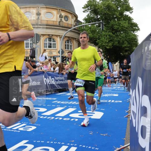 29.06.2025 - hella hamburg halbmarathon Strokosch-Dieckow http://msf.ph/oto/8294835 29.06.2025 10:51:24 Ziel 1335, 1817, 2364, 2411, 2636, 2718, 2946, 4814, 5820, 6776, 7943, 8989, 9214, 9656, 10667, 11124, 11422, 12016, 13047, 13403, 13792, 14865, 14994, 15871, 15950, 16357, 17131, 18489 meine-sportfotos.de