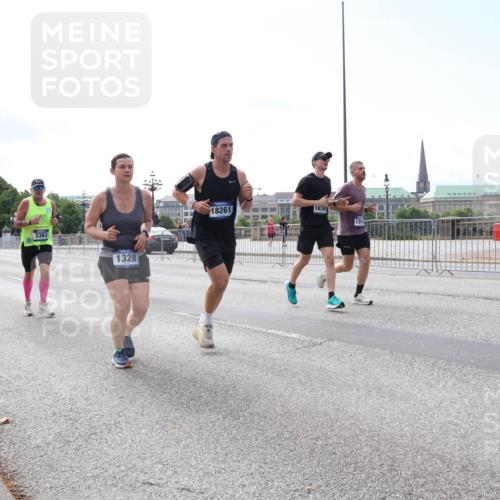 29.06.2025 - hella hamburg halbmarathon Lena Gebhardt http://msf.ph/oto/8294842 29.06.2025 10:11:58 Lombardsbrücke 1062, 1328, 1531, 1790, 1866, 1992, 2661, 3363, 4227, 5379, 5605, 7474, 7571, 8115, 8807, 8810, 9191, 9253, 9428, 9705, 10042, 10409, 10428, 11321, 11507, 11509, 11525, 11537, 11581, 11917, 12473, 13171, 13177, 13203, 13542, 13939, 13958, 14008, 14060, 14196, 14313, 14384, 15137, 15945, 16379, 16976, 17080, 17638, 17774, 17866, 18261, 18278, 18395, 18429, 18655 meine-sportfotos.de