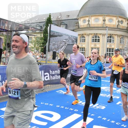 29.06.2025 - hella hamburg halbmarathon Michael Strokosch http://msf.ph/oto/8294858 29.06.2025 10:56:49 Ziel 2378, 3836, 7646, 8825, 8996, 9488, 11870, 13816, 14369, 14461, 15134, 15431, 15712, 16008, 16009, 16043, 16121, 17133, 18634 meine-sportfotos.de
