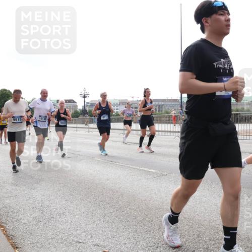 29.06.2025 - hella hamburg halbmarathon Lena Gebhardt http://msf.ph/oto/8295013 29.06.2025 10:36:37 Lombardsbrücke 9918, 10146, 10112, 10024, 1102, 1118, 1224, 1253, 1835, 1948, 1952, 1954, 2124, 2552, 2588, 3398, 3404, 3428, 3699, 3741, 3873, 3895, 4084, 4245, 4442, 4618, 4762, 4937, 4996, 5012, 5246, 5427, 5540, 5573, 5747, 5789, 5809, 5919, 6092, 6093, 6156, 6190, 6359, 6417, 6667, 6896, 7111, 7140, 7575, 7576, 7632, 7773, 8498, 8499, 8530, 8581, 8936, 8937, 8945, 9115, 9117, 9229, 9295, 9500, 9694, 13265, 15077, 17156, 17807, 18152, 18488 meine-sportfotos.de