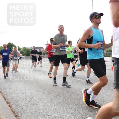 29.06.2025 - hella hamburg halbmarathon Lena Gebhardt http://msf.ph/oto/8295027 29.06.2025 10:21:28 Lombardsbrücke 11117, 2271, 1201, 16586, 910, 17, 1028, 1072, 1266, 1401, 1658, 1668, 2271, 2383, 2635, 2815, 2956, 2986, 3122, 3161, 3453, 3770, 3813, 3817, 3825, 3826, 4375, 4376, 4697, 4786, 5061, 5122, 5373, 5395, 5412, 5493, 5759, 5767, 5957, 6086, 6103, 6275, 6308, 6475, 6844, 7228, 7375, 7522, 7553, 7608, 7612, 7781, 8095, 8286, 8715, 8726, 8844, 8896, 9100, 9108, 9369, 9483, 9499, 9501, 9532, 9624, 10374, 10585, 10602, 10874, 11698, 12175, 12694, 13057, 13508 meine-sportfotos.de