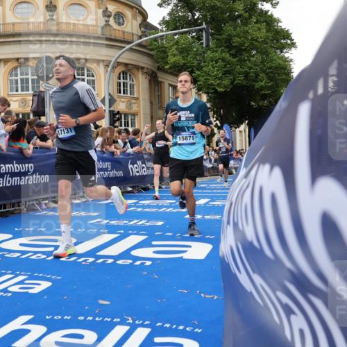 29.06.2025 - hella hamburg halbmarathon Strokosch-Dieckow http://msf.ph/oto/8295083 29.06.2025 10:51:29 Ziel 1335, 2411, 2946, 5008, 5820, 7943, 9214, 9656, 10691, 11422, 13327, 13403, 13792, 15871, 15950, 16357, 17131, 19007 meine-sportfotos.de
