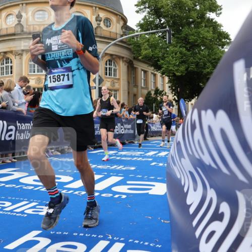 29.06.2025 - hella hamburg halbmarathon Strokosch-Dieckow http://msf.ph/oto/8295101 29.06.2025 10:51:30 Ziel 1335, 2411, 2946, 5008, 5820, 7943, 9214, 9656, 10691, 11422, 13327, 13403, 13792, 15871, 15950, 16357, 17131, 19007 meine-sportfotos.de