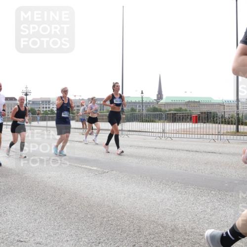 29.06.2025 - hella hamburg halbmarathon Lena Gebhardt http://msf.ph/oto/8295107 29.06.2025 10:36:38 Lombardsbrücke 9918, 10146, 10112, 16239, 1102, 1118, 1224, 1253, 1835, 1948, 1952, 1954, 2124, 2552, 2588, 3398, 3404, 3428, 3699, 3741, 3873, 3895, 4084, 4245, 4442, 4618, 4762, 4937, 4996, 5012, 5246, 5427, 5540, 5573, 5747, 5789, 5809, 5919, 6092, 6093, 6156, 6190, 6359, 6417, 6667, 7111, 7140, 7575, 7576, 7632, 7773, 8498, 8499, 8530, 8581, 8936, 8937, 8945, 9115, 9117, 9229, 9295, 9500, 9694, 13265, 15077, 17156, 17807, 18152, 18488 meine-sportfotos.de