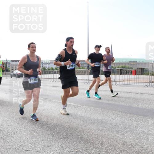 29.06.2025 - hella hamburg halbmarathon Lena Gebhardt http://msf.ph/oto/8295174 29.06.2025 10:11:58 Lombardsbrücke 1062, 1328, 1531, 1790, 1866, 1992, 2661, 3363, 4227, 5379, 5605, 7474, 7571, 8115, 8807, 8810, 9191, 9253, 9428, 9705, 10042, 10409, 10428, 11321, 11507, 11509, 11525, 11537, 11581, 11917, 12473, 13171, 13177, 13203, 13542, 13939, 13958, 14008, 14060, 14196, 14313, 14384, 15137, 15945, 16379, 16976, 17080, 17638, 17774, 17866, 18261, 18278, 18395, 18429, 18655 meine-sportfotos.de