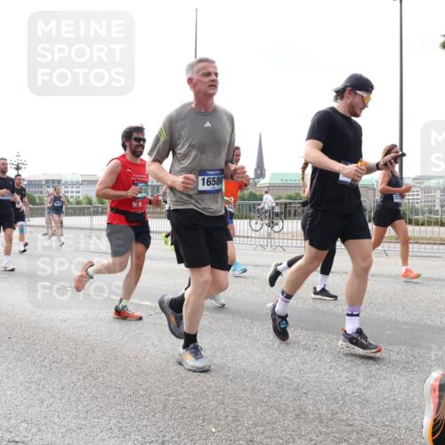 29.06.2025 - hella hamburg halbmarathon Lena Gebhardt http://msf.ph/oto/8295210 29.06.2025 10:21:29 Lombardsbrücke 227, 16, 07, 16586, 1575, 1028, 1072, 1266, 1401, 1658, 1668, 2271, 2383, 2635, 2815, 2956, 2986, 3122, 3161, 3453, 3770, 3817, 3825, 3826, 4375, 4376, 4697, 4786, 5061, 5122, 5373, 5395, 5412, 5493, 5759, 5767, 5957, 6086, 6103, 6275, 6308, 6475, 6844, 7228, 7375, 7522, 7553, 7608, 7612, 7781, 8095, 8286, 8715, 8726, 8844, 8896, 9100, 9108, 9369, 9483, 9499, 9501, 9532, 9624, 10374, 10602, 10874, 11698, 12175, 12694, 13057, 13508 meine-sportfotos.de