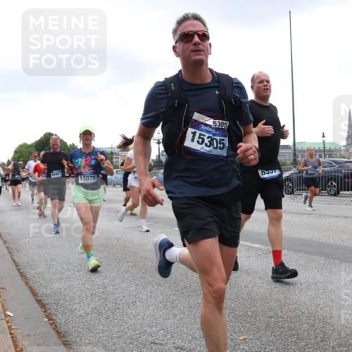29.06.2025 - hella hamburg halbmarathon Lena Gebhardt http://msf.ph/oto/8295222 29.06.2025 10:46:46 Lombardsbrücke 1073, 1286, 1363, 1371, 1375, 1429, 1465, 1593, 1608, 1720, 1837, 1961, 1999, 2162, 2211, 2320, 2327, 2500, 2556, 2665, 2697, 2981, 3277, 3406, 3407, 3469, 3734, 3823, 4202, 4296, 4342, 4355, 4448, 4604, 5111, 5114, 5700, 5796, 5953, 6068, 6124, 6161, 6485, 6496, 6740, 7303, 7364, 7368, 7374, 7412, 7767, 7827, 8477, 8486, 8551, 8553, 8684, 8700, 8967, 9691, 10153, 10230, 12333, 12522, 13969, 14261, 15852, 16882, 16987 meine-sportfotos.de