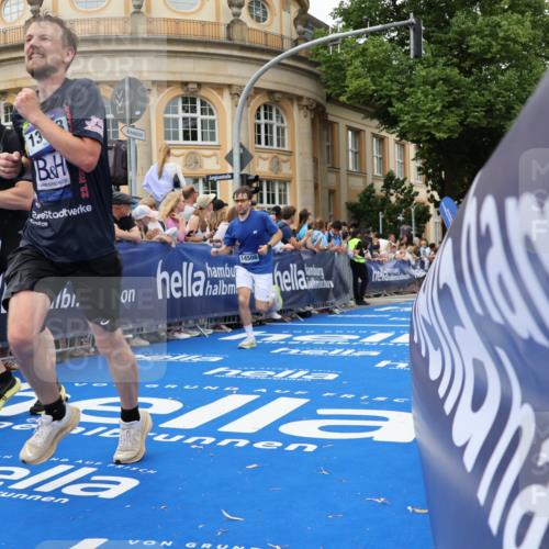29.06.2025 - hella hamburg halbmarathon Strokosch-Dieckow http://msf.ph/oto/8295240 29.06.2025 10:51:32 Ziel 1335, 5008, 5820, 7943, 10691, 11422, 13327, 13403, 13792, 14012, 14458, 15871, 17131, 19007, 19020 meine-sportfotos.de
