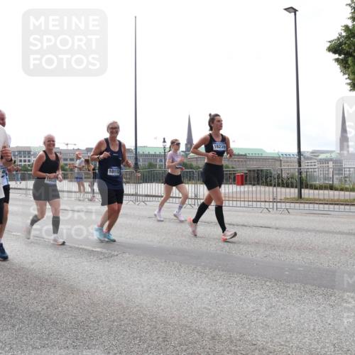 29.06.2025 - hella hamburg halbmarathon Lena Gebhardt http://msf.ph/oto/8295252 29.06.2025 10:36:38 Lombardsbrücke 15077, 9918, 10024, 10112, 16239, 1102, 1118, 1224, 1253, 1835, 1948, 1952, 1954, 2124, 2552, 2588, 3398, 3404, 3428, 3699, 3741, 3873, 3895, 4084, 4245, 4442, 4618, 4762, 4937, 4996, 5012, 5246, 5427, 5540, 5573, 5747, 5789, 5809, 5919, 6092, 6093, 6156, 6190, 6359, 6417, 6667, 7111, 7140, 7575, 7576, 7632, 7773, 8498, 8499, 8530, 8581, 8936, 8937, 8945, 9115, 9117, 9229, 9295, 9500, 9694, 13265, 15077, 17156, 17807, 18152, 18488 meine-sportfotos.de