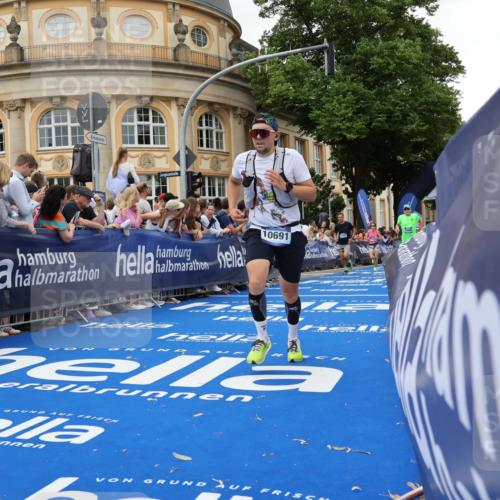 29.06.2025 - hella hamburg halbmarathon Strokosch-Dieckow http://msf.ph/oto/8295272 29.06.2025 10:51:34 Ziel 1335, 5008, 7943, 10691, 13327, 13403, 14012, 14458, 15496, 17131, 19007, 19020 meine-sportfotos.de